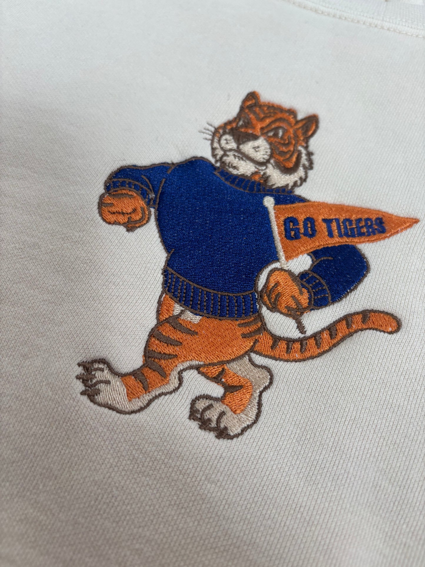 VINTAGE TIGER EMBROIDERED MID LENGTH CREWNECK SWEATSHIRT